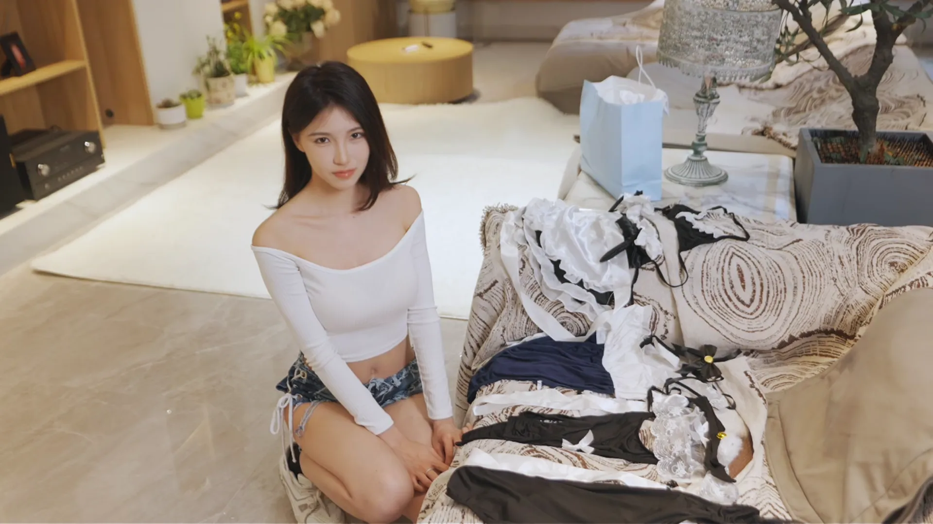 美女你矜持一点/Stay Reserved, Beauty 新游发布
